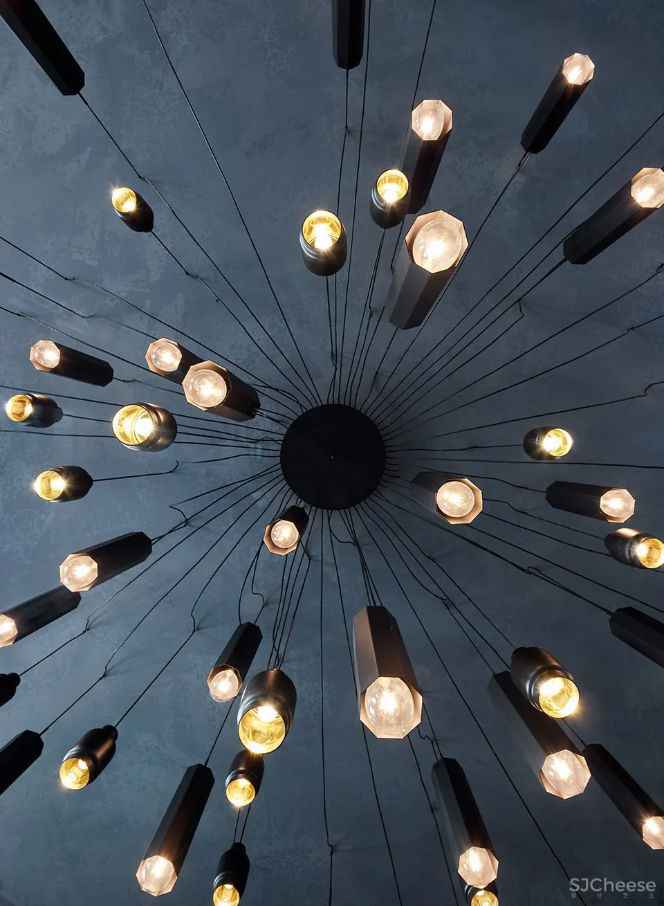 新作 | Formafatal + Machar&Teichman：布拉格 月球俱乐部