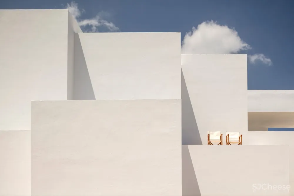 西班牙海滨，打造纯白的T 台别墅 / NOMO STUDIO