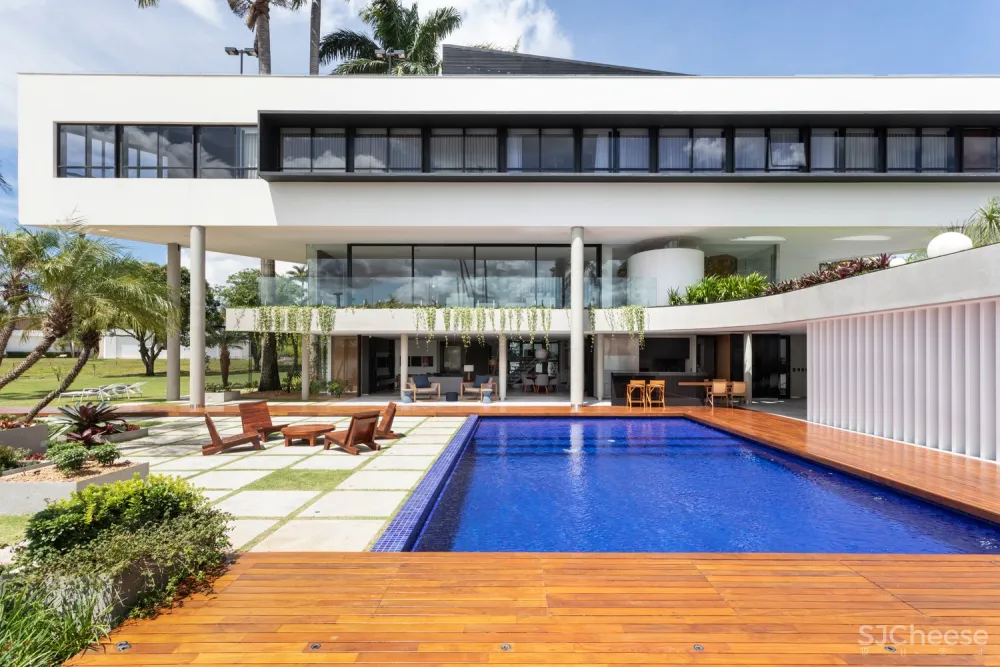 Estúdio Cláudio Resmini | 巴西湖畔三层别墅