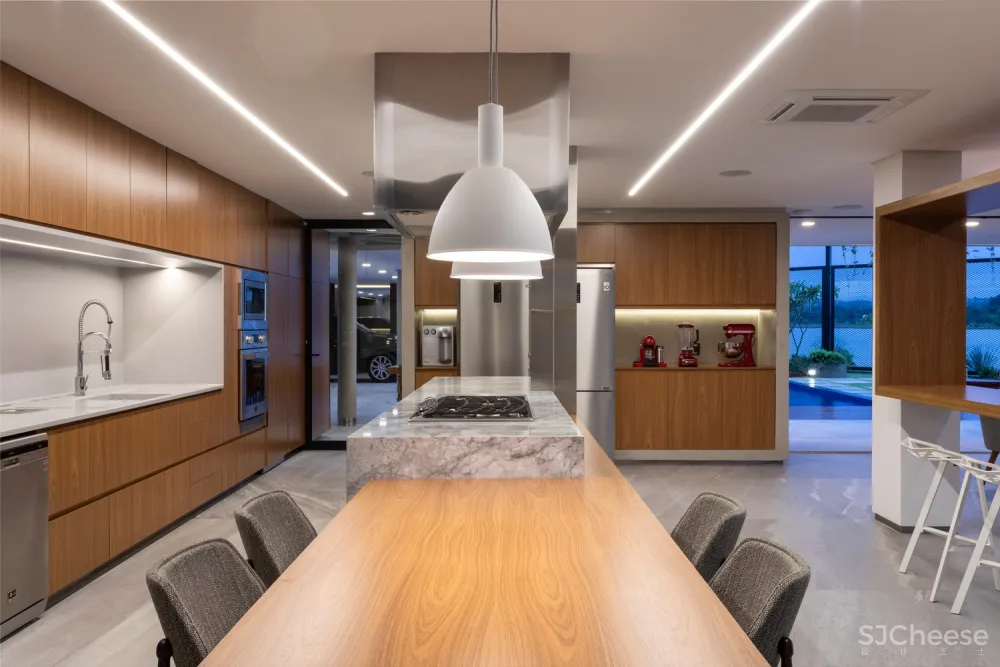 Estúdio Cláudio Resmini | 巴西湖畔三层别墅