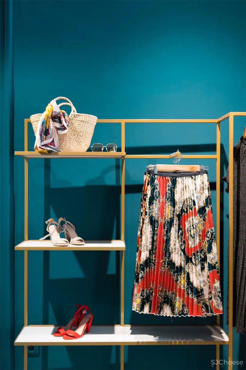 AB + Partners | 摩尔多瓦Flo品牌服装店