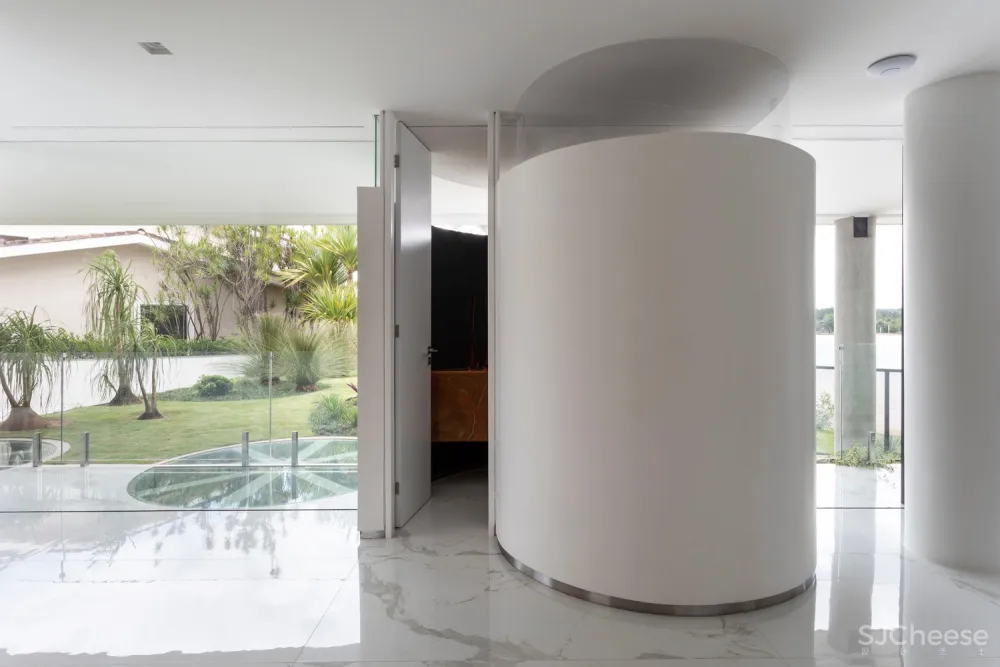 Estúdio Cláudio Resmini | 巴西湖畔三层别墅