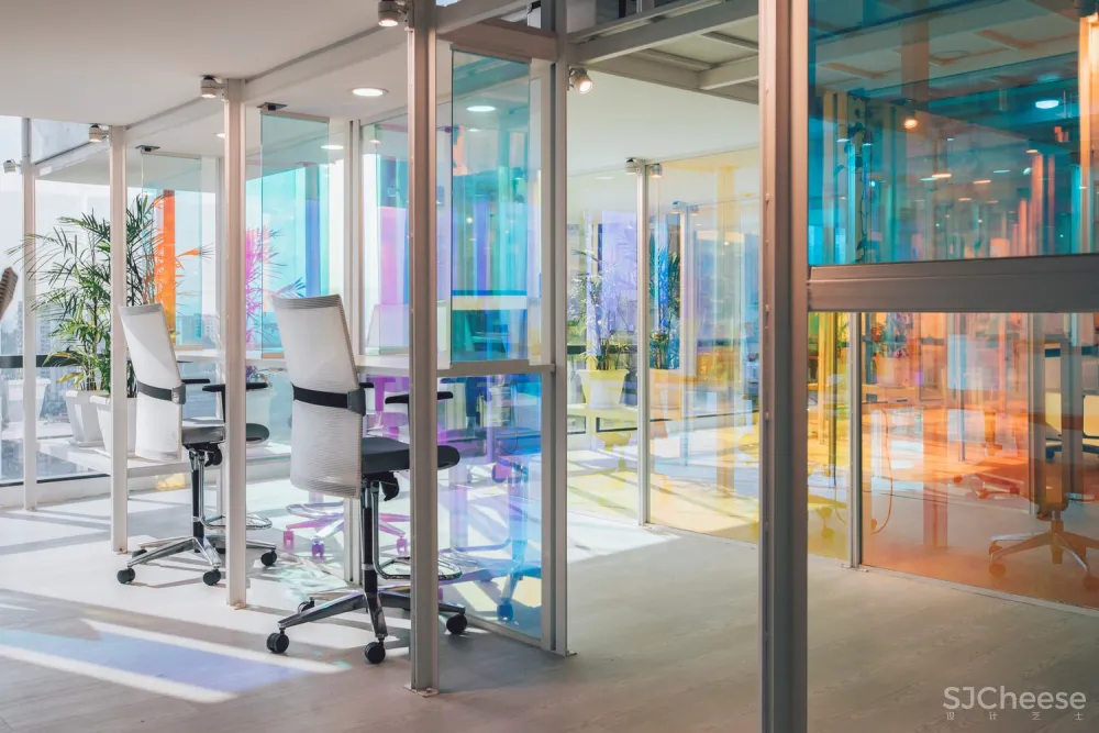 Mindvalley 总部,色彩斑斓的“光之殿”工作区 / IDEAWORKSHOP