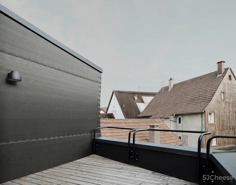 Haus D,顺时针旋转的黑色住宅 / Yonder – Architektur und Design