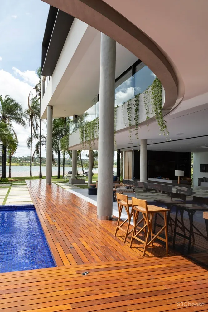 Estúdio Cláudio Resmini | 巴西湖畔三层别墅