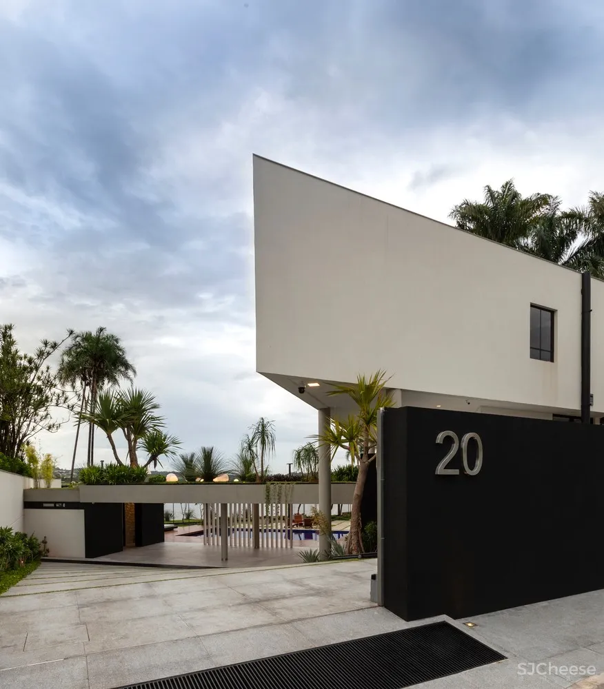 Estúdio Cláudio Resmini | 巴西湖畔三层别墅