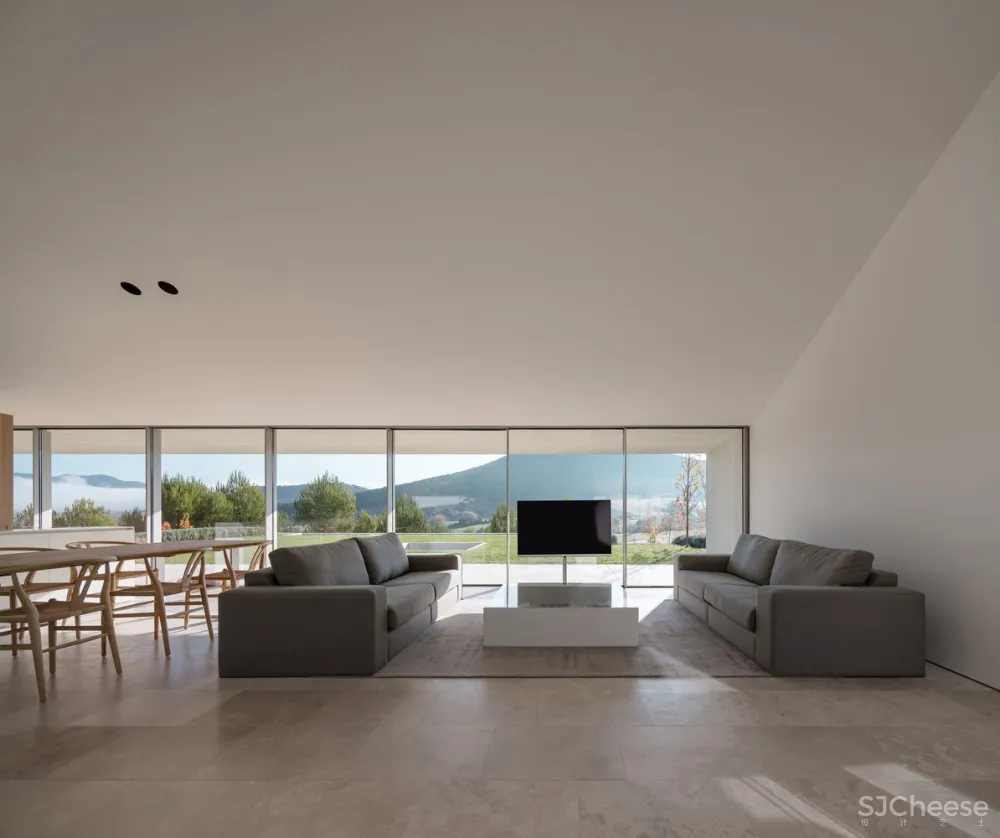 斜坡上的混凝土块 / Pereda Pérez Arquitectos