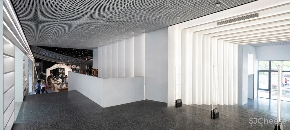 以“街巷”概念延续城市视角与空间体验,Page One 北京坊书店 直向建筑