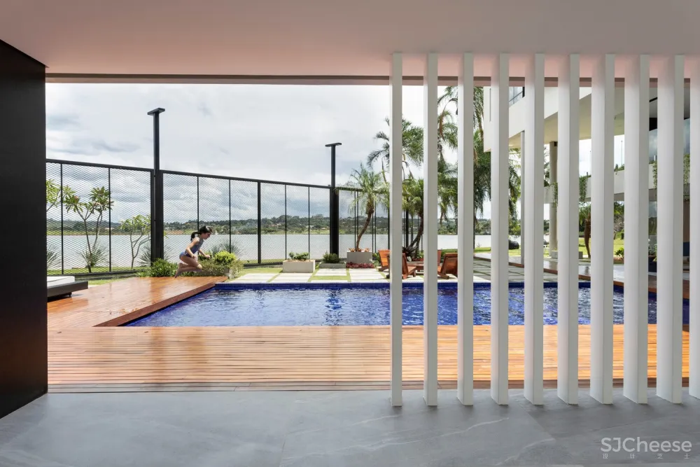 Estúdio Cláudio Resmini | 巴西湖畔三层别墅