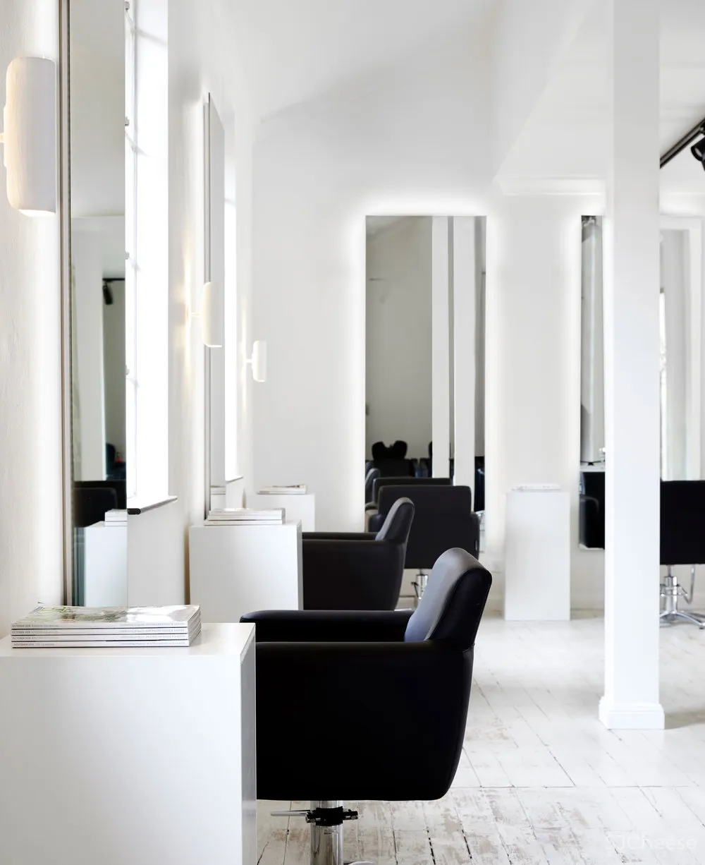 Phoebe Nicol | 精致现代风外壳下的欧洲经典