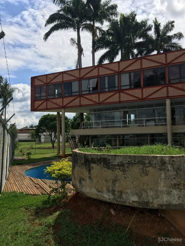 Estúdio Cláudio Resmini | 巴西湖畔三层别墅