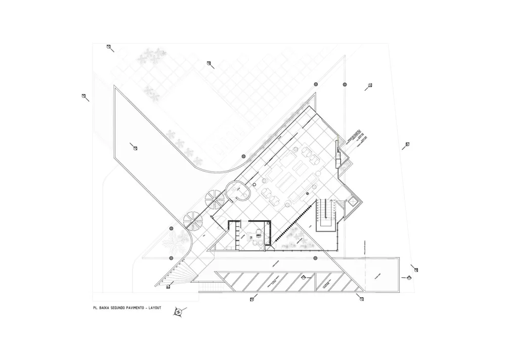 Estúdio Cláudio Resmini | 巴西湖畔三层别墅