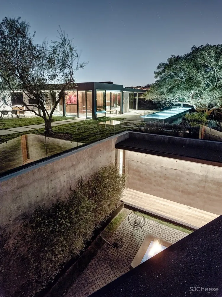 被130棵活了250年古橡树包围的现代住宅丨每天关门窗花40分钟