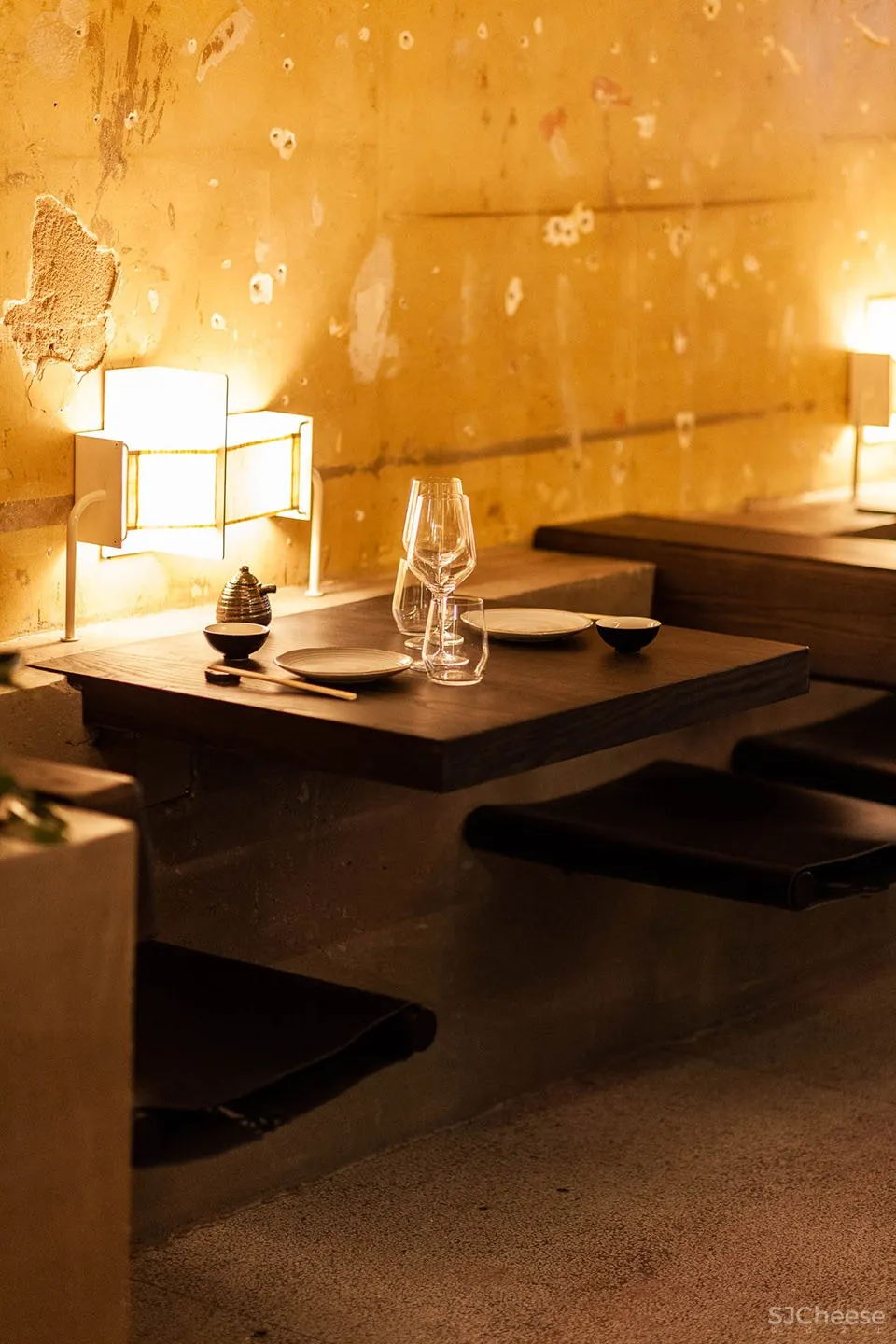 蒙特利尔 RYÙ餐厅:如同漂浮在空中的木栅格堆积效果