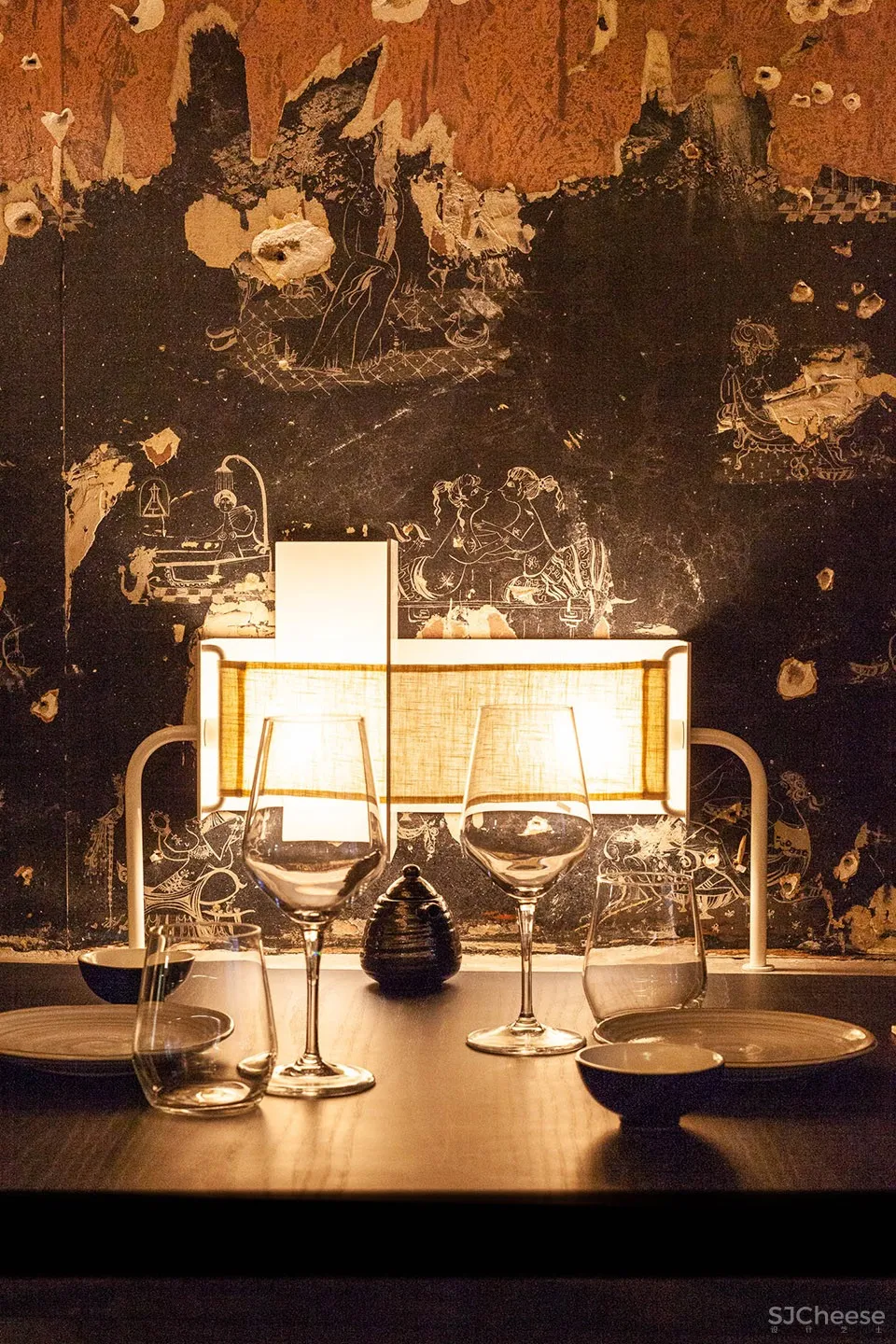 蒙特利尔 RYÙ餐厅:如同漂浮在空中的木栅格堆积效果