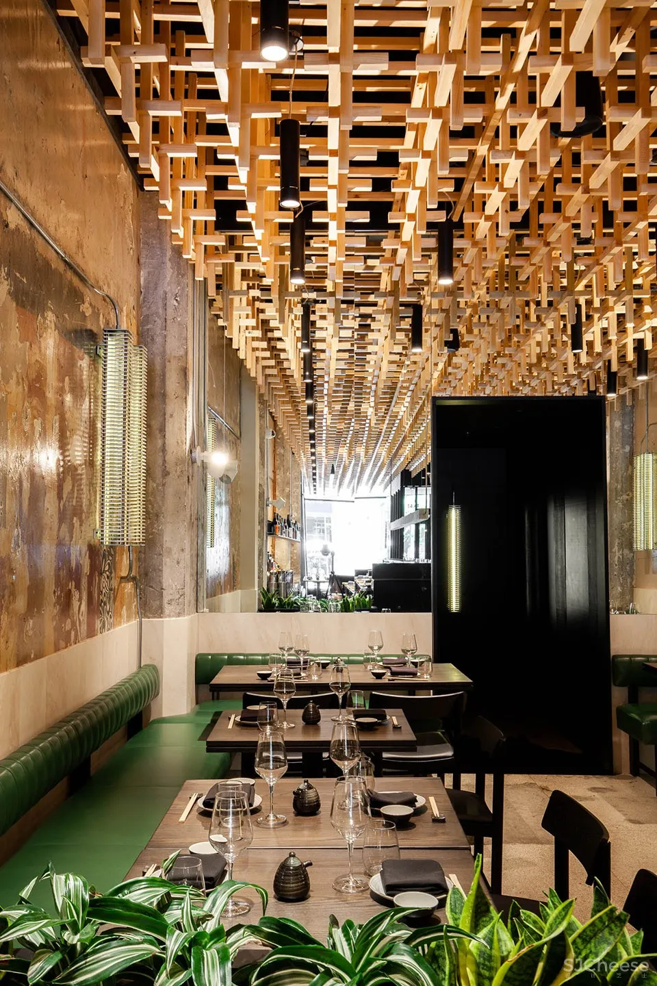 蒙特利尔 RYÙ餐厅:如同漂浮在空中的木栅格堆积效果
