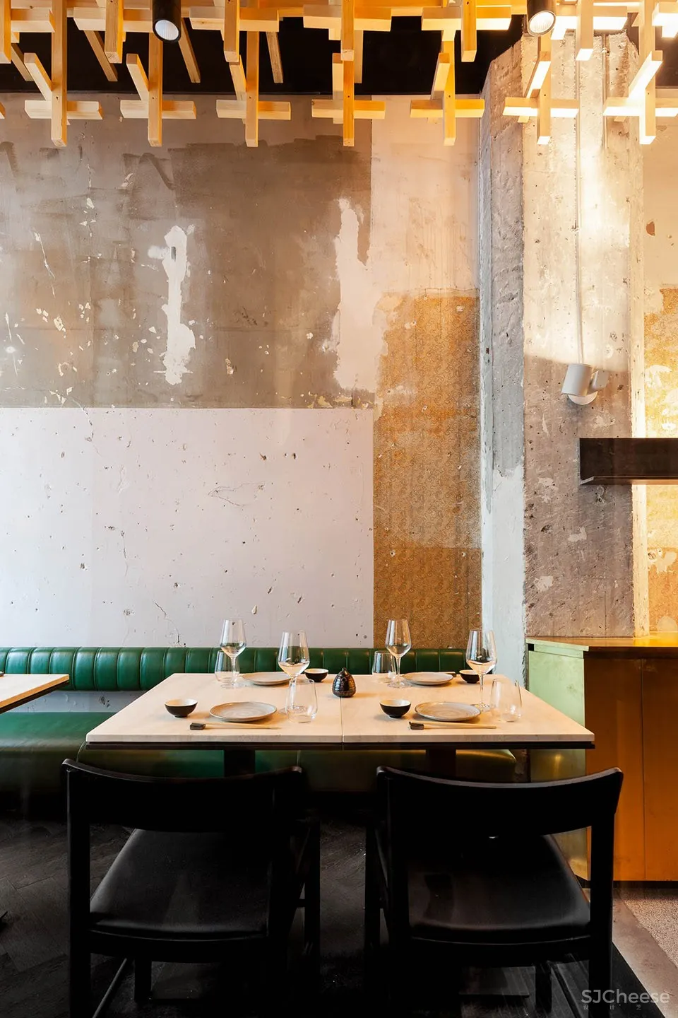 蒙特利尔 RYÙ餐厅:如同漂浮在空中的木栅格堆积效果