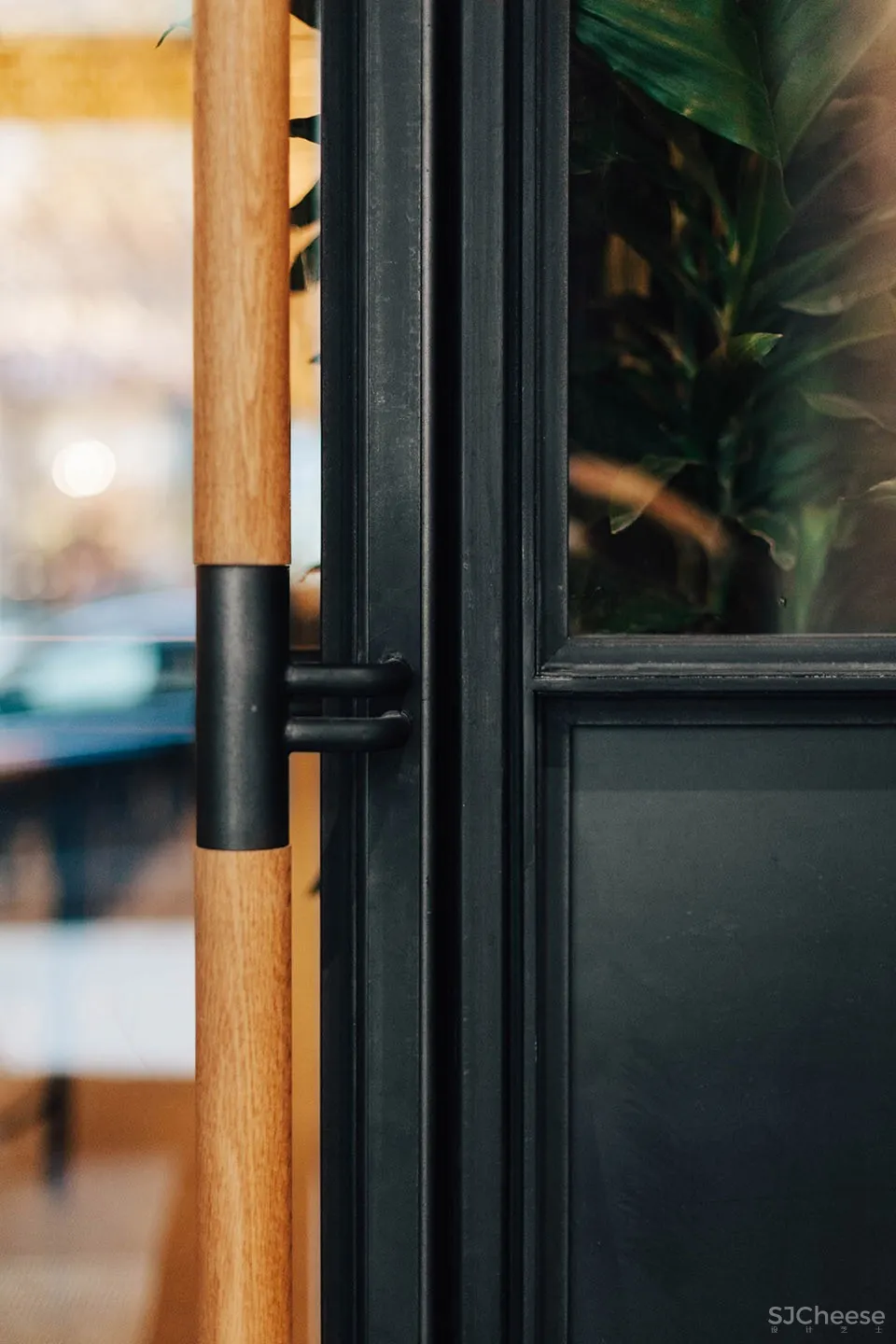 蒙特利尔 RYÙ餐厅:如同漂浮在空中的木栅格堆积效果