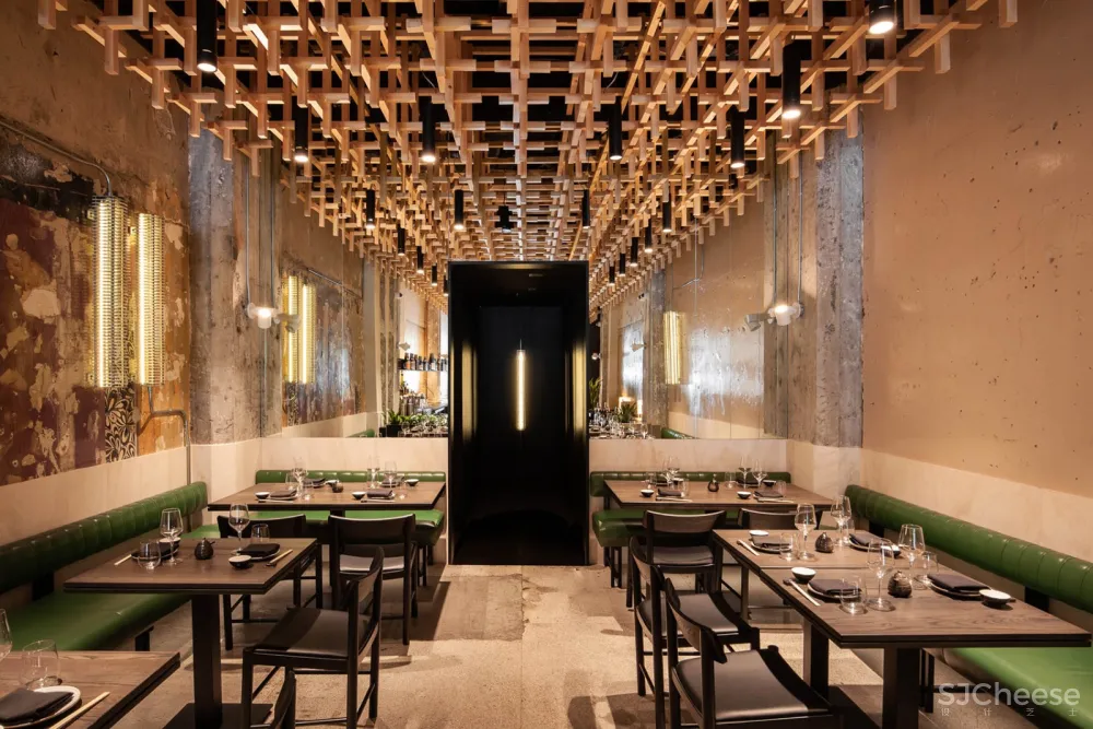 蒙特利尔 RYÙ餐厅:如同漂浮在空中的木栅格堆积效果