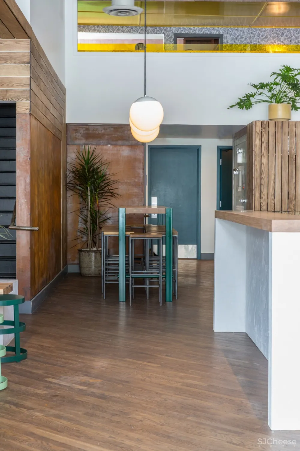 首发 | ROY工作室:几何灯光,热带木材和绿色植物的旧金山埃尔达酒吧