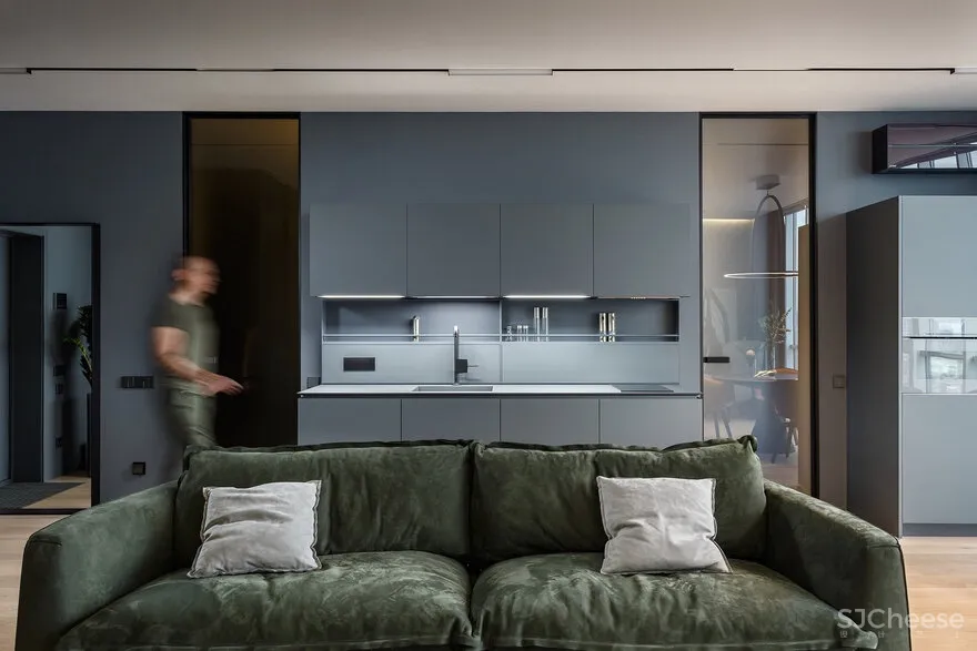 Timeless Apartment in Odessa City / Svoya Studio