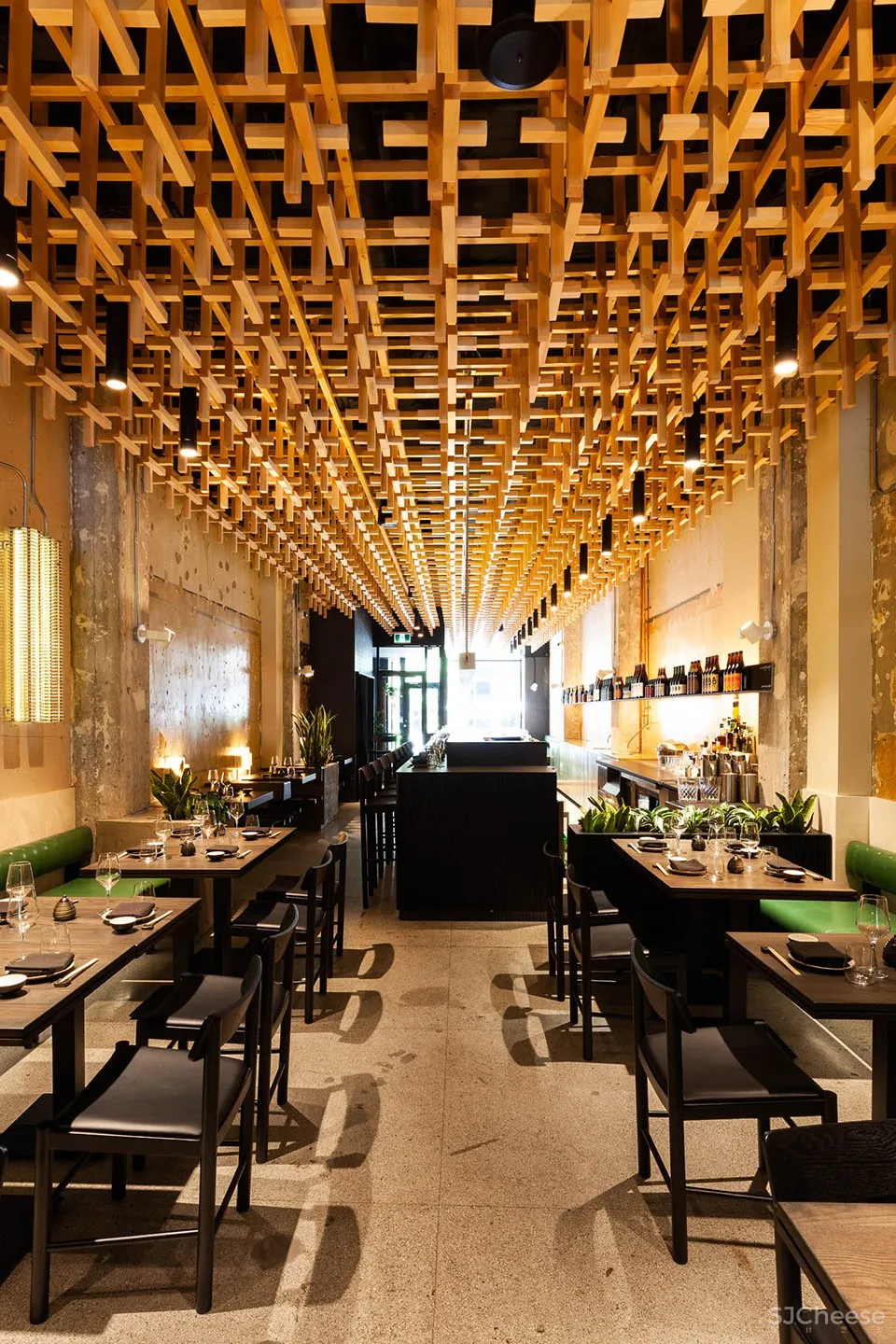蒙特利尔 RYÙ餐厅:如同漂浮在空中的木栅格堆积效果