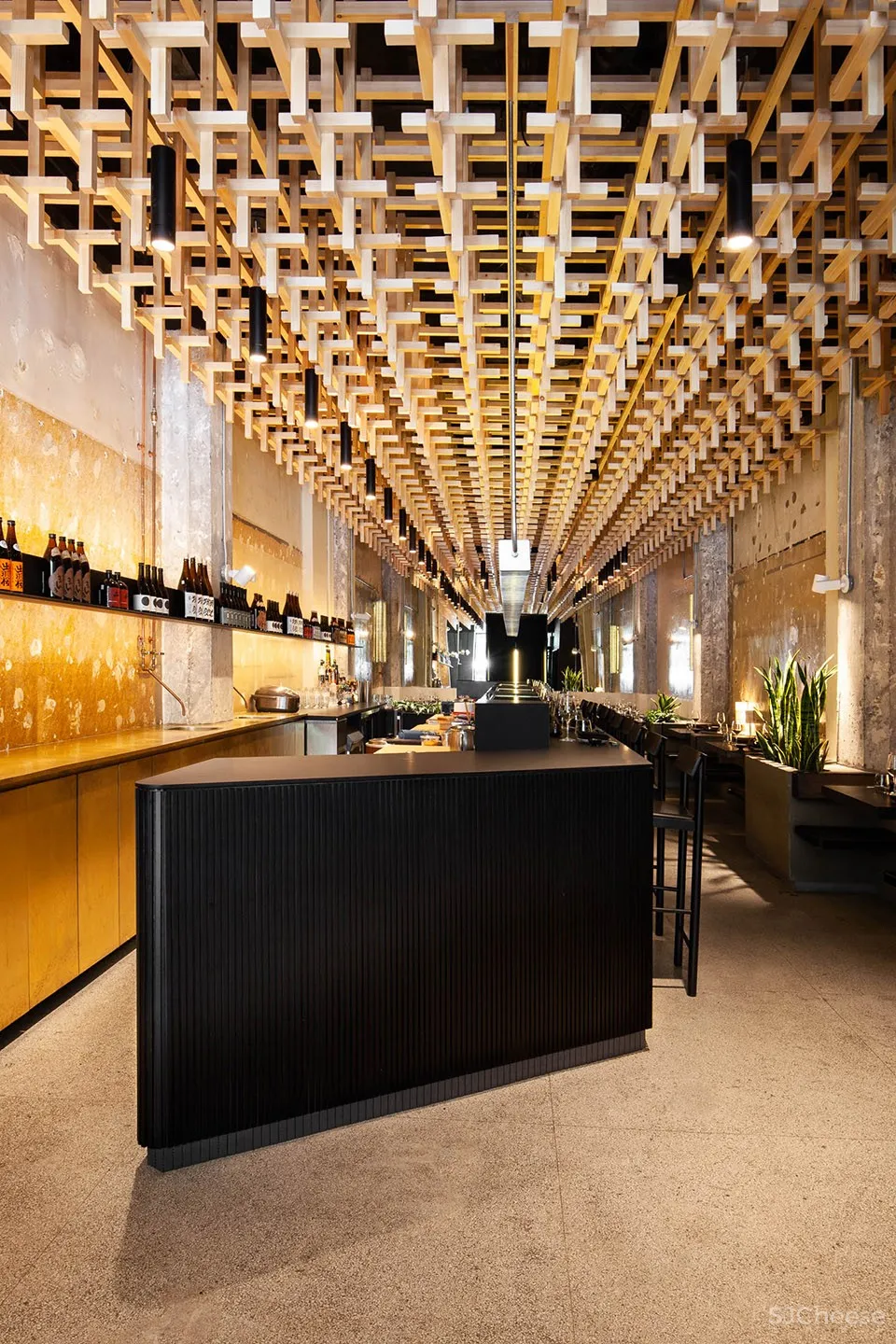 蒙特利尔 RYÙ餐厅:如同漂浮在空中的木栅格堆积效果