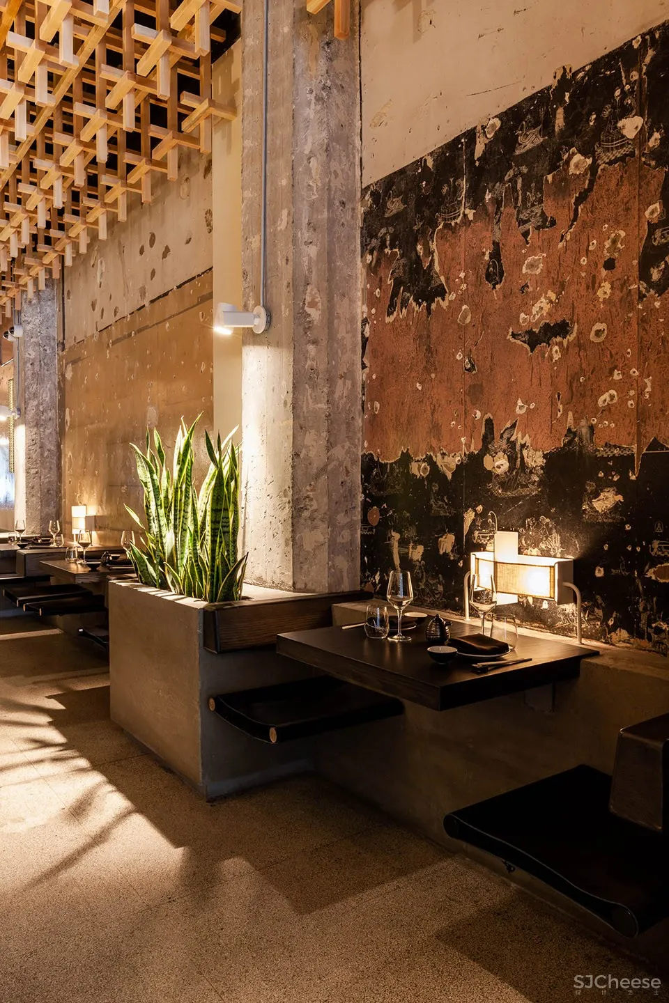 蒙特利尔 RYÙ餐厅:如同漂浮在空中的木栅格堆积效果