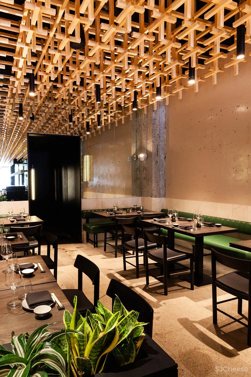 蒙特利尔 RYÙ餐厅:如同漂浮在空中的木栅格堆积效果
