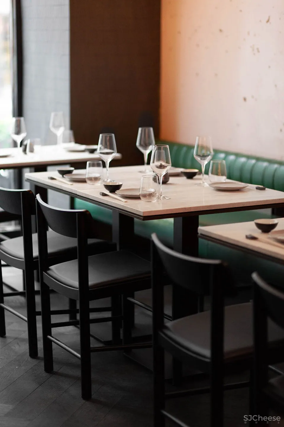 蒙特利尔 RYÙ餐厅:如同漂浮在空中的木栅格堆积效果