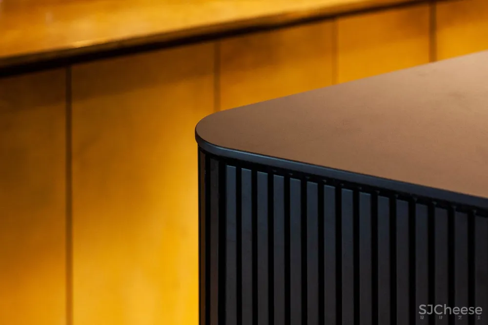 蒙特利尔 RYÙ餐厅:如同漂浮在空中的木栅格堆积效果