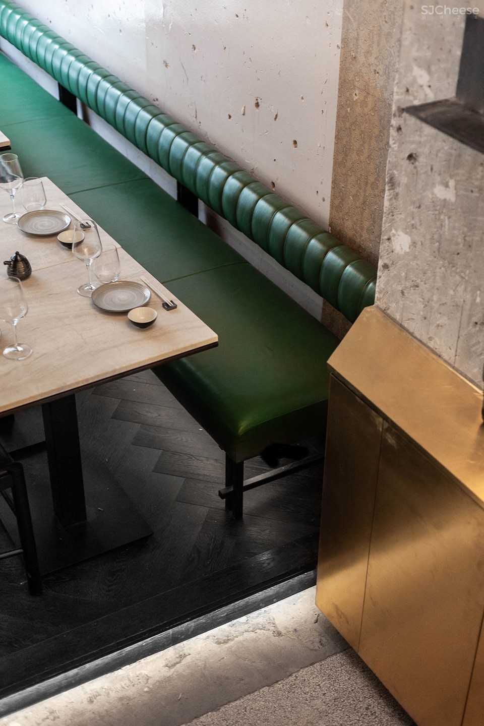 蒙特利尔 RYÙ餐厅:如同漂浮在空中的木栅格堆积效果