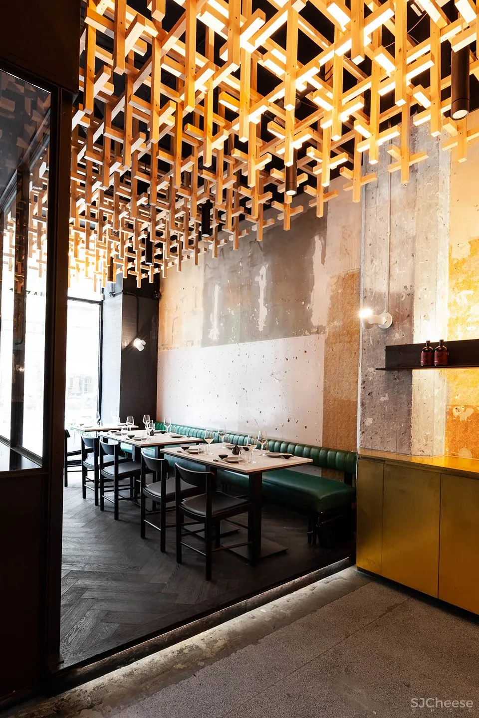 蒙特利尔 RYÙ餐厅:如同漂浮在空中的木栅格堆积效果