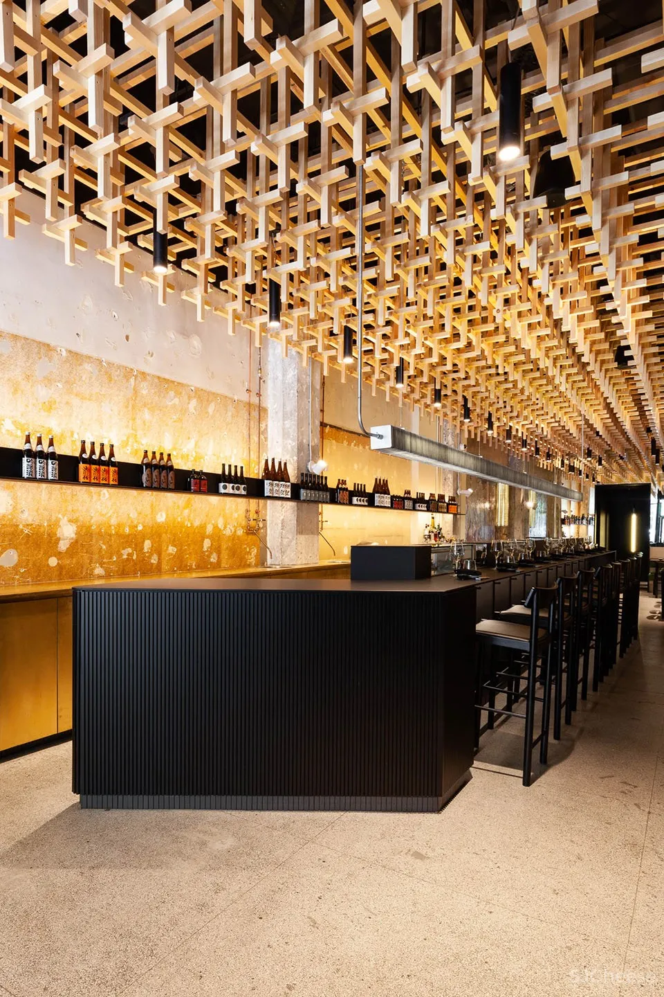 蒙特利尔 RYÙ餐厅:如同漂浮在空中的木栅格堆积效果