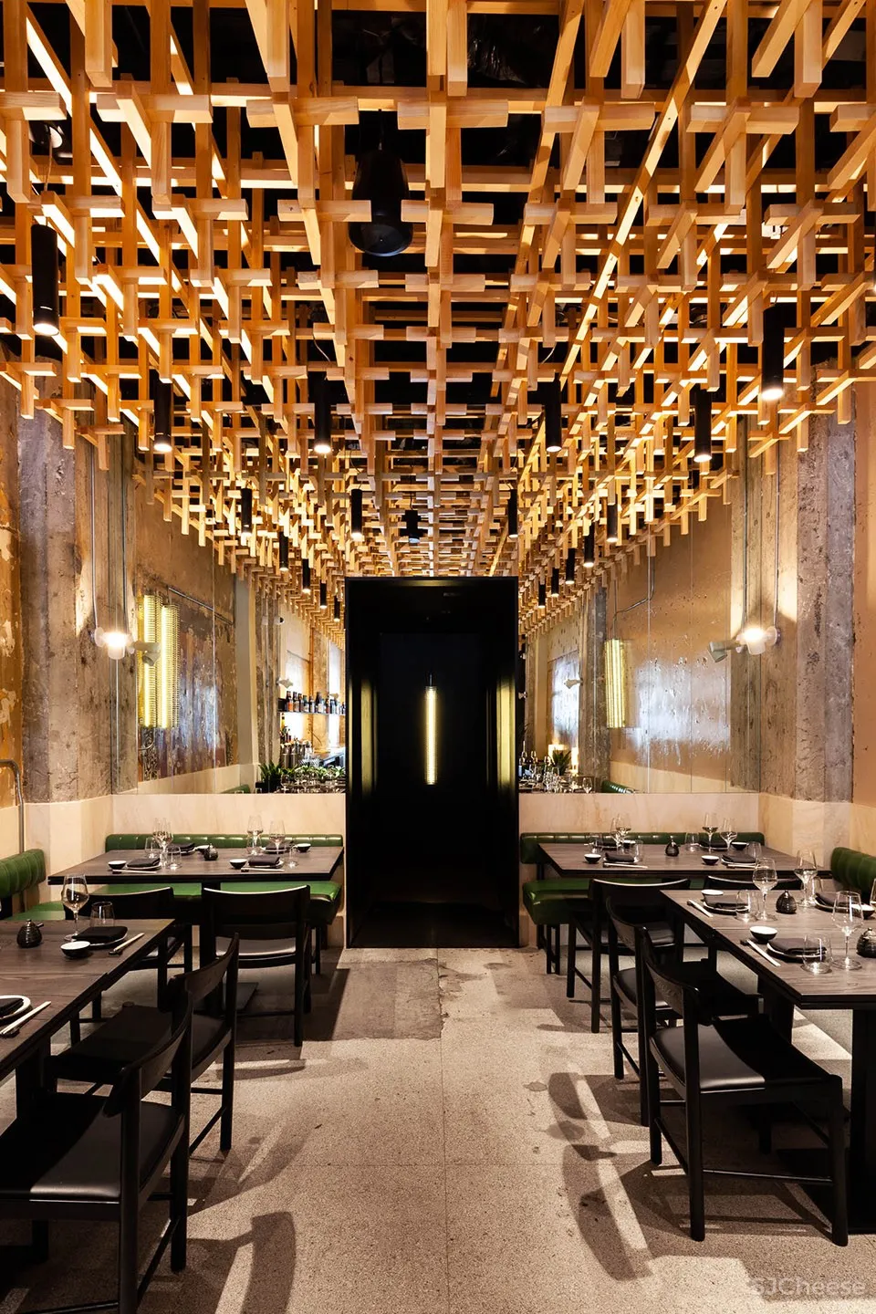蒙特利尔 RYÙ餐厅:如同漂浮在空中的木栅格堆积效果
