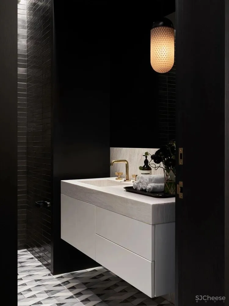 旧房翻新瞬间变成豪华公寓丨看这个设计师是如何改造的