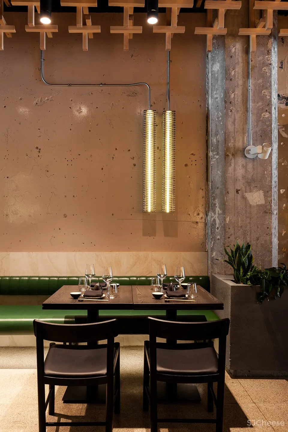 蒙特利尔 RYÙ餐厅:如同漂浮在空中的木栅格堆积效果