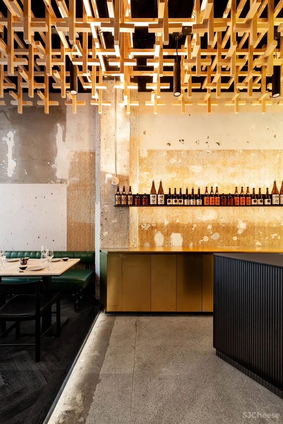 蒙特利尔 RYÙ餐厅:如同漂浮在空中的木栅格堆积效果