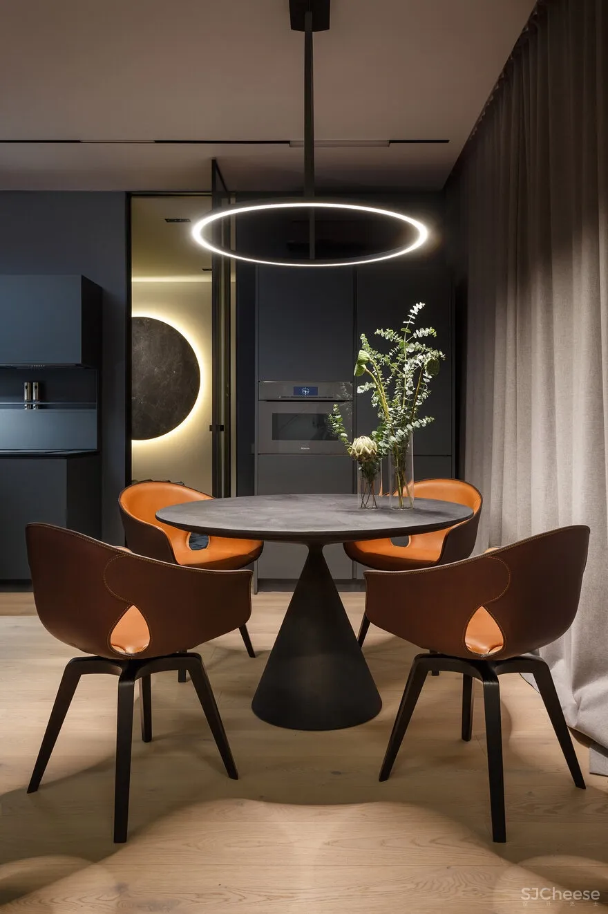 Timeless Apartment in Odessa City / Svoya Studio