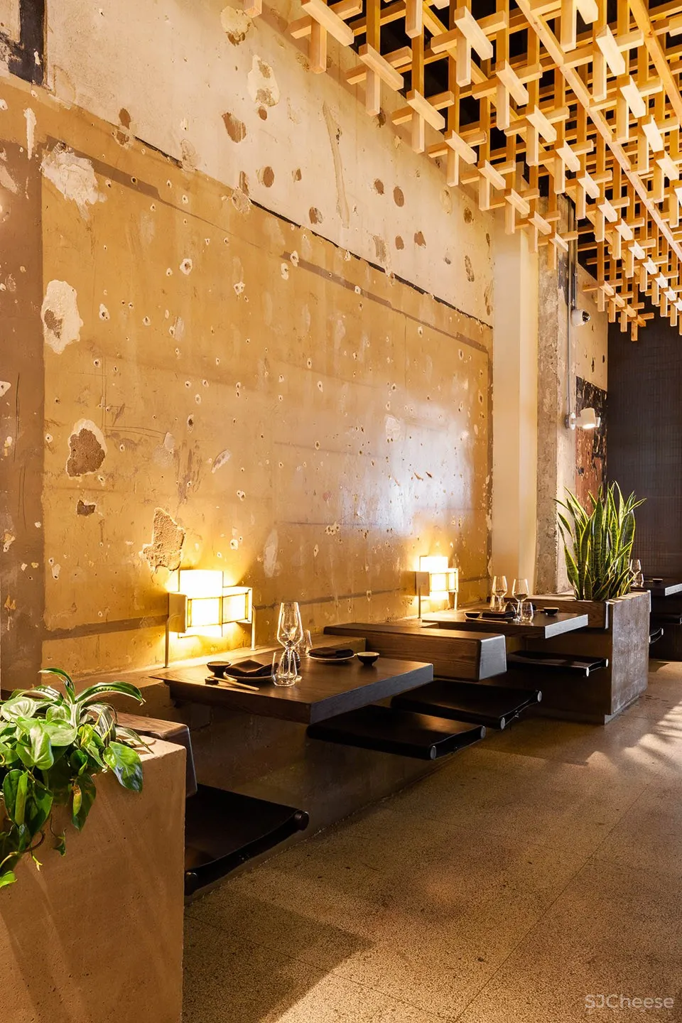 蒙特利尔 RYÙ餐厅:如同漂浮在空中的木栅格堆积效果