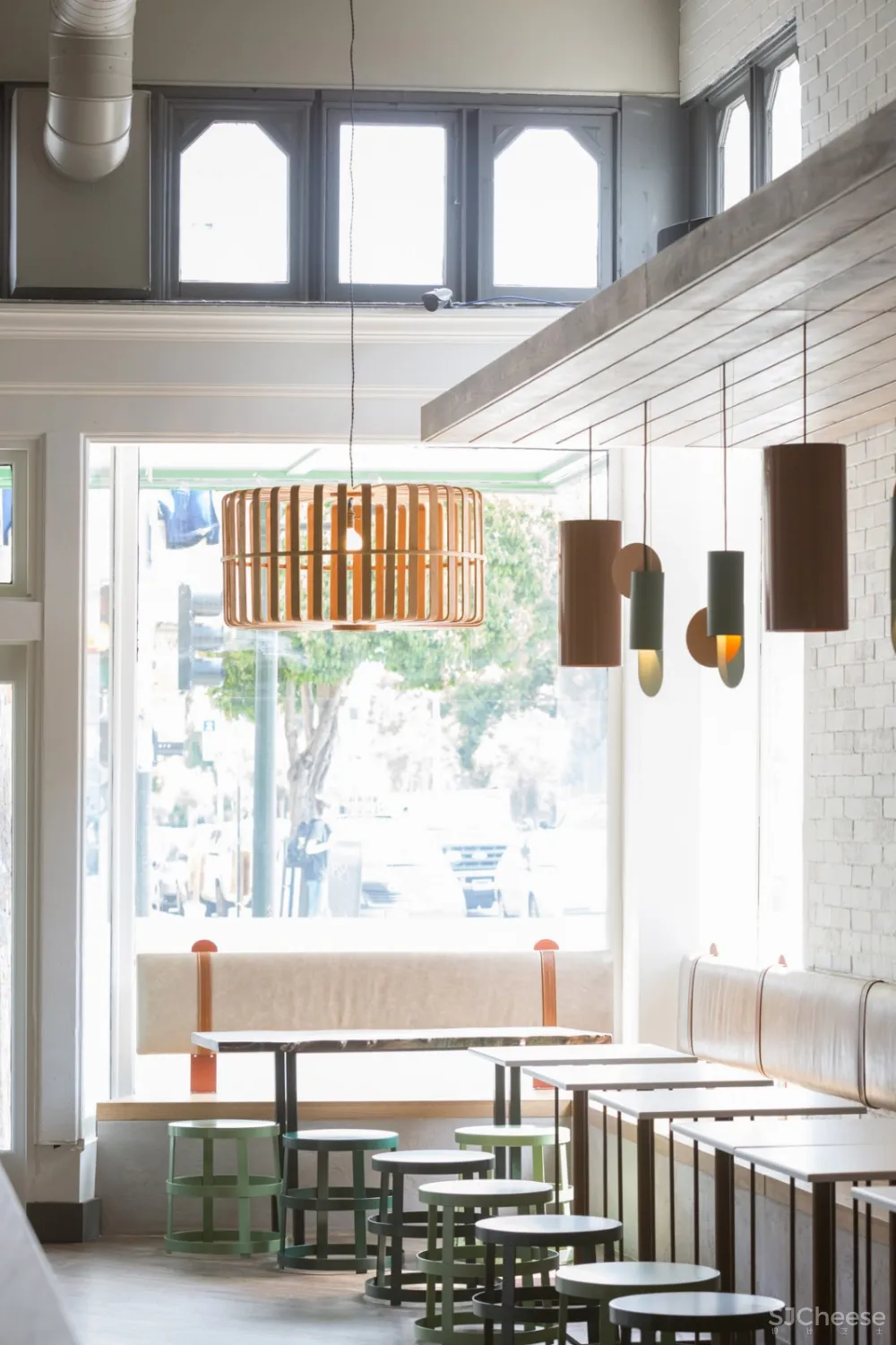 首发 | ROY工作室:几何灯光,热带木材和绿色植物的旧金山埃尔达酒吧