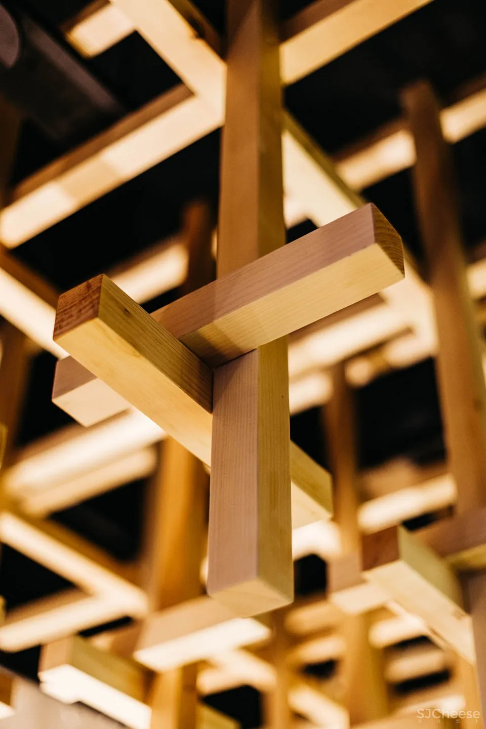 蒙特利尔 RYÙ餐厅:如同漂浮在空中的木栅格堆积效果