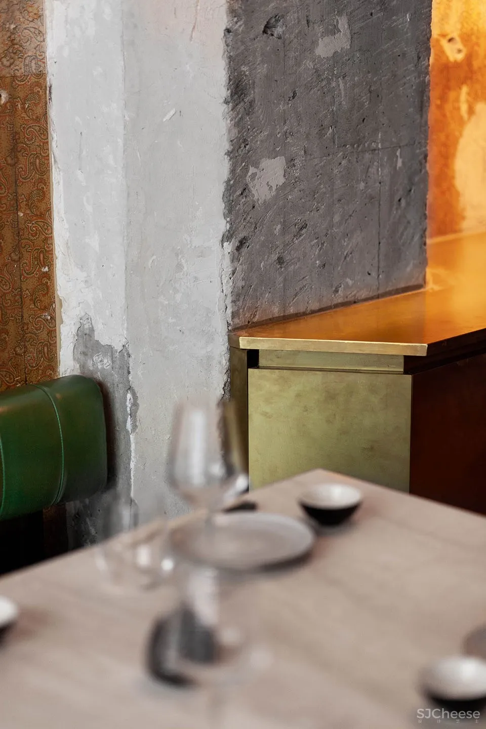 蒙特利尔 RYÙ餐厅:如同漂浮在空中的木栅格堆积效果