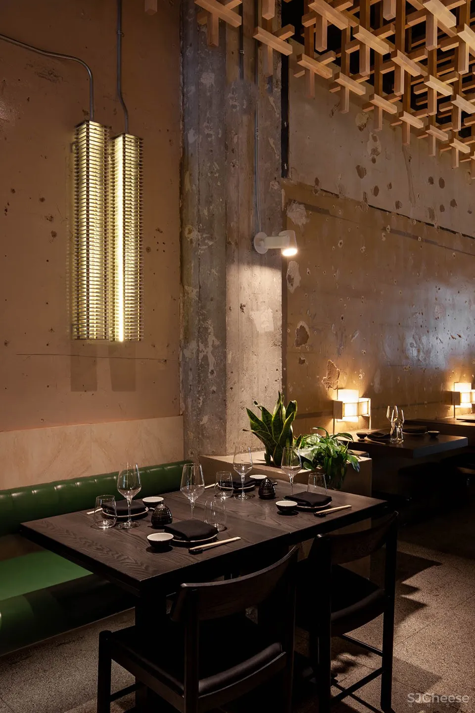 蒙特利尔 RYÙ餐厅:如同漂浮在空中的木栅格堆积效果