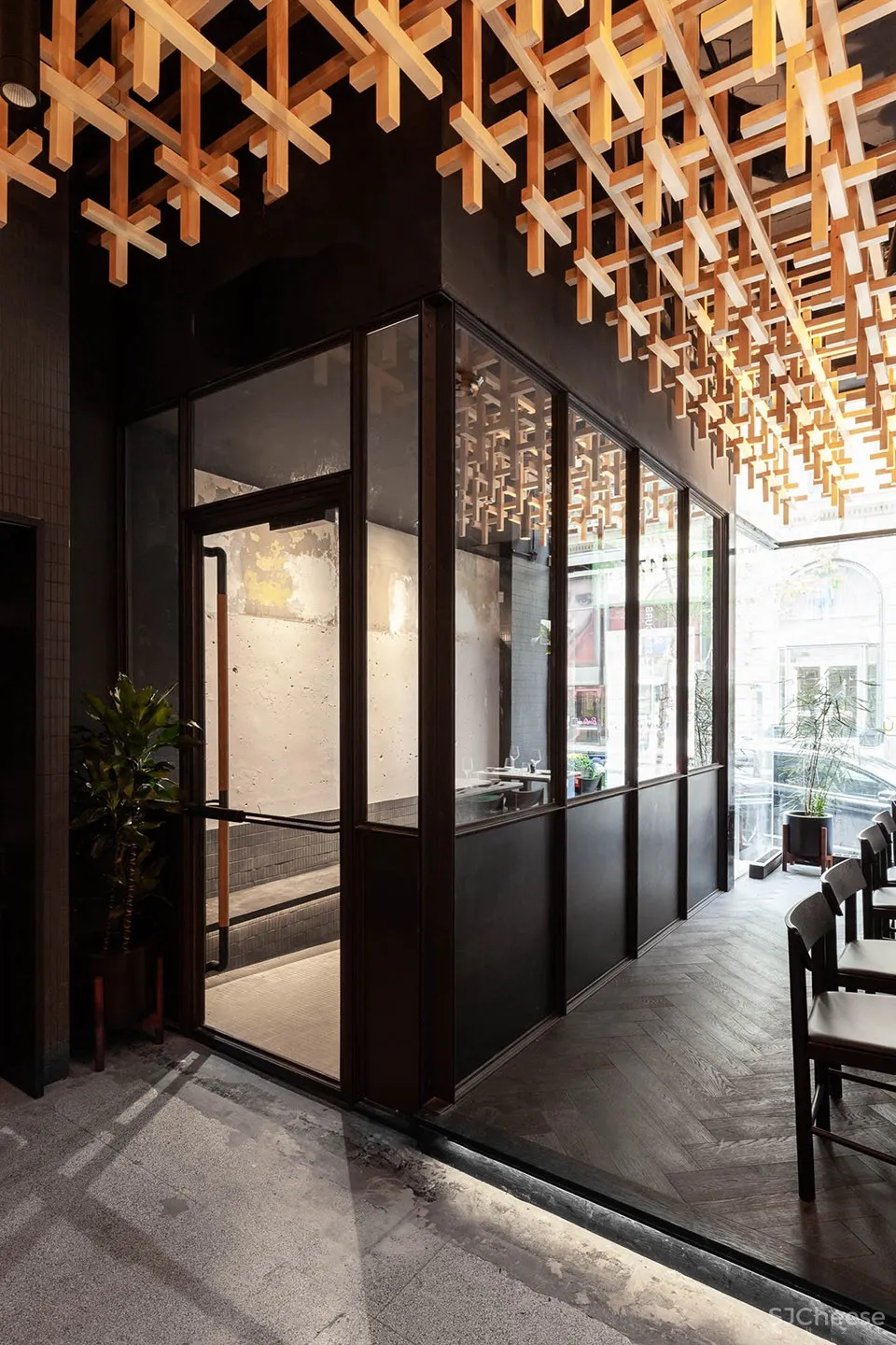 蒙特利尔 RYÙ餐厅:如同漂浮在空中的木栅格堆积效果