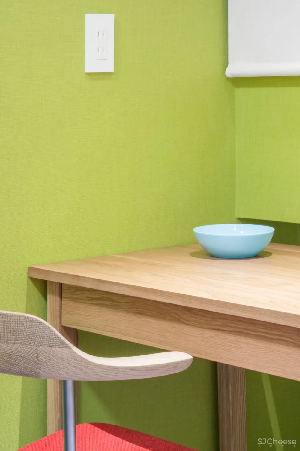 首发 | Adam Nathaniel Furman,在这间日本公寓里,色彩斑斓的粉彩随处可见