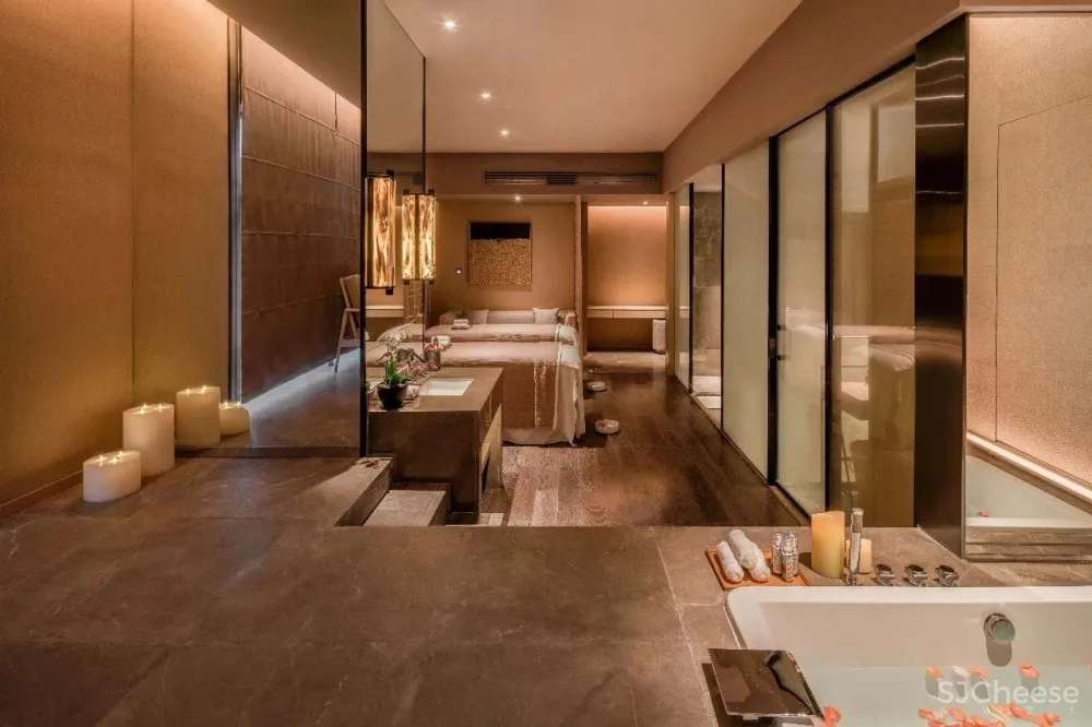 闹市中的木系SPA