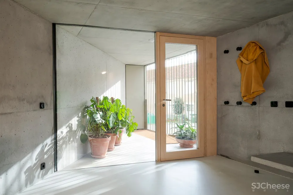 三角形住宅,里斯本 / STUDIO_LPP 
<span style="position: relative; bottom: 2px; display: inline-block; vertical-align: middle; margin-left: 8px; width: 20px; height: 20px; background: #ffd914; text-align: center; font-size: 14px; border-radius: 3px;">首</span>