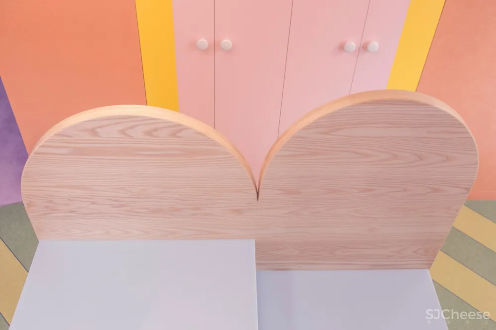 首发 | Adam Nathaniel Furman,在这间日本公寓里,色彩斑斓的粉彩随处可见