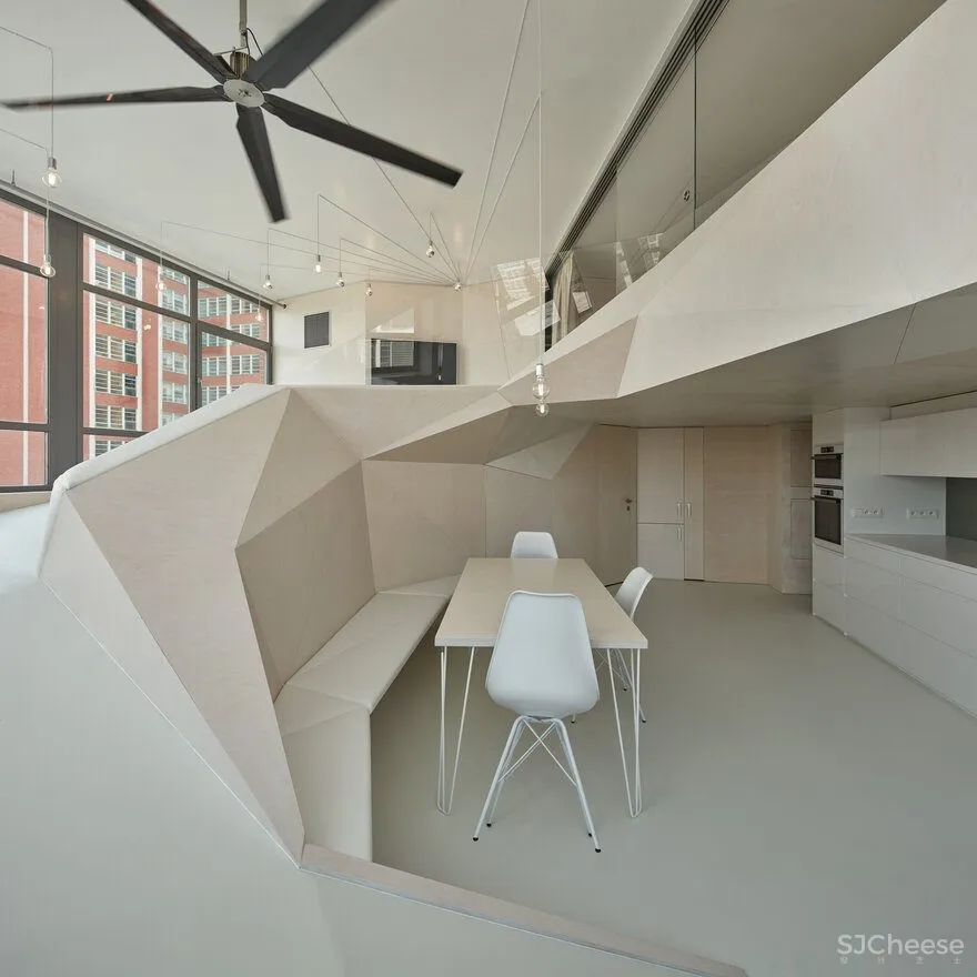 Loft 32,Zlin具有抽象的组成与工业方面 
<span style="position: relative; bottom: 2px; display: inline-block; vertical-align: middle; margin-left: 8px; width: 20px; height: 20px; background: #ffd914; text-align: center; font-size: 14px; border-radius: 3px;">首</span>